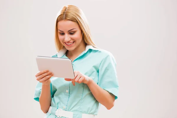Porträtt Ung Sjuksköterska Som Undersöker Behandlingar Digitala Tablett — Stockfoto
