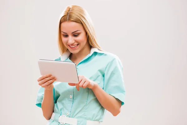 Porträt Einer Jungen Krankenschwester Die Therapien Auf Einem Digitalen Tablet — Stockfoto