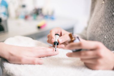 Profesyonel salon süreci manikür. Tırnak tedavi. 