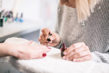 Profesyonel salon süreci manikür. Tırnak tedavi. 