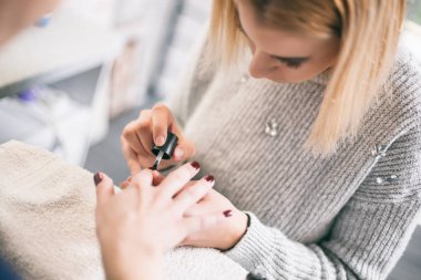 Profesyonel salon süreci manikür. Tırnak tedavi. 