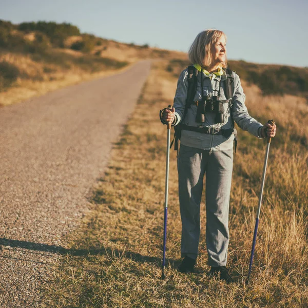 Старшая Женщина Ходит Горы Активная Пенсия — стоковое фото