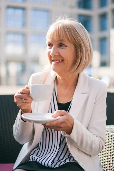 Senior Businesswoman Having Coffee Break Cafe — Stock Photo, Image