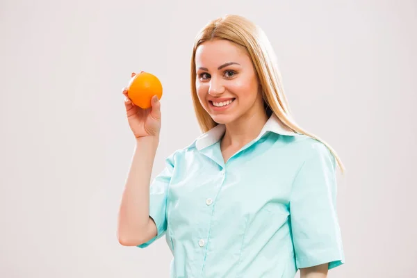 Retrato Jovem Enfermeira Que Está Segurando Laranja — Fotografia de Stock