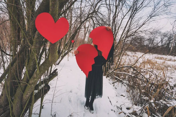 Разбитая Сердце Женщина Держит Разбитое Красное Сердце Лесу Зимой — стоковое фото