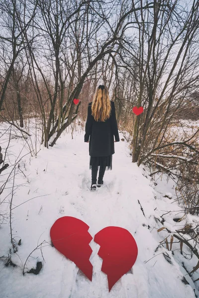 Разбитая Сердцем Женщина Уходит Разбитого Красного Сердца Лесу Зимой — стоковое фото