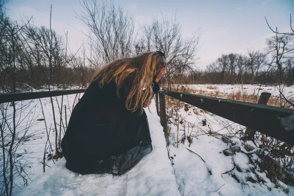 Depresivní Žena Pláče Parku Zimě — Stock fotografie