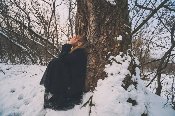 Femme Déprimée Solitaire Pleurant Dans Forêt Hiver — Photo