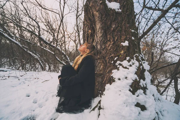 Femme Solitaire Penchée Sur Arbre Forêt Hiver — Photo