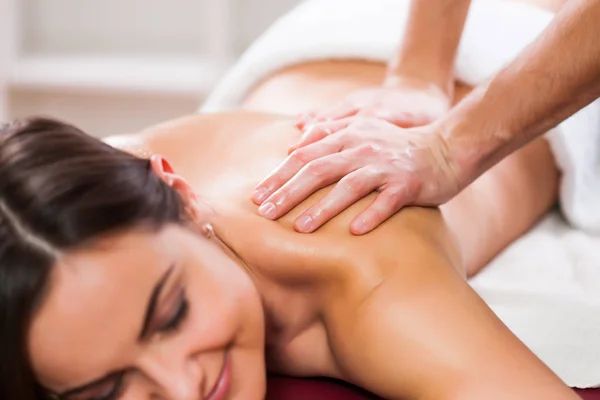 Jonge Vrouw Geniet Van Massage Kuur — Stockfoto