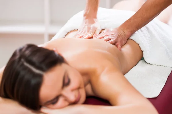 Jonge Vrouw Geniet Van Massage Kuur — Stockfoto