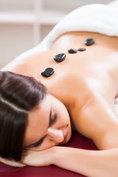 Ung Kvinna Njuter Massage Spa Behandling — Stockfoto