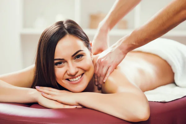 Joven Feliz Mujer Está Disfrutando Masaje Tratamiento Spa —  Fotos de Stock