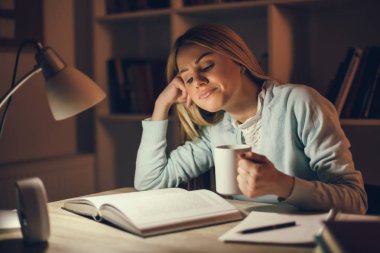 Yorgun öğrenci evde öğrenme