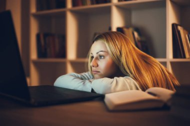 Evde öğrenme yorgun öğrenci. Online ders.