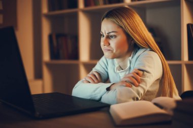 Evde öğrenme öğrenci. Online ders.