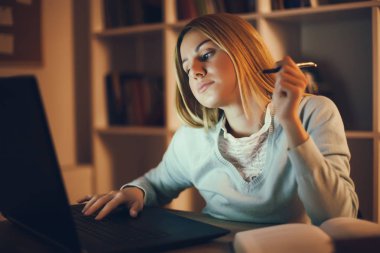 Evde öğrenme öğrenci. Online ders.