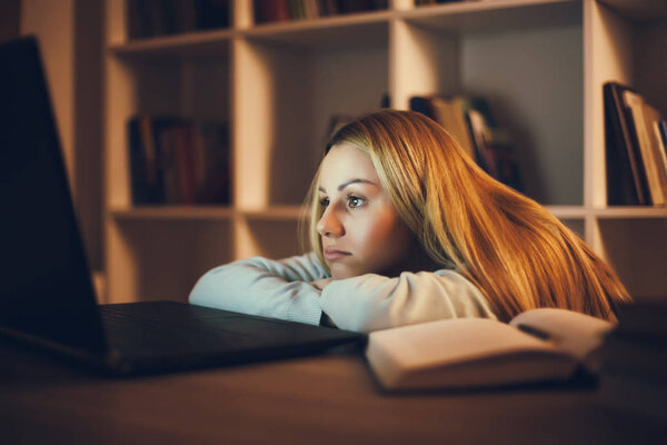 Уставший студент учится дома. Онлайн курс
.