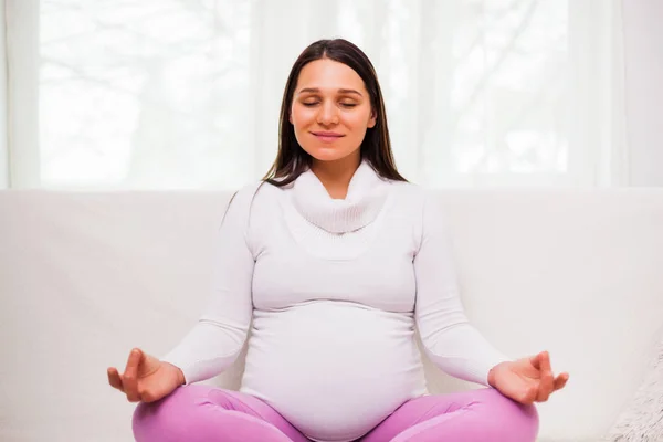 Donna Incinta Sta Meditando Casa — Foto Stock