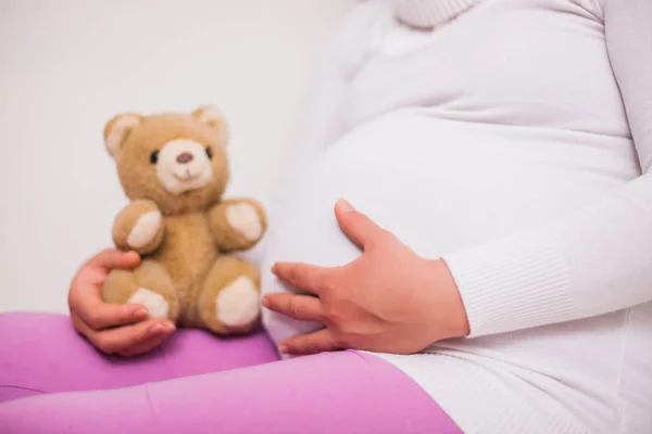 Nahaufnahme Einer Schwangeren Frau Mit Teddybär — Stockfoto
