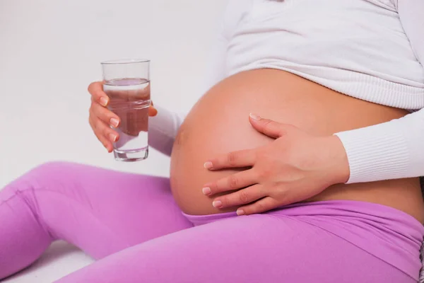 Gravid Kvinna Med Glas Vatten — Stockfoto