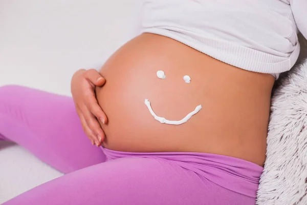 Primo Piano Dello Stomaco Della Donna Incinta Con Disegno Sorridente — Foto Stock