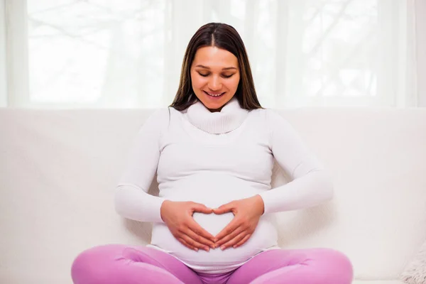 Zwangere Vrouw Het Maken Van Hart Vorm Haar Buik — Stockfoto
