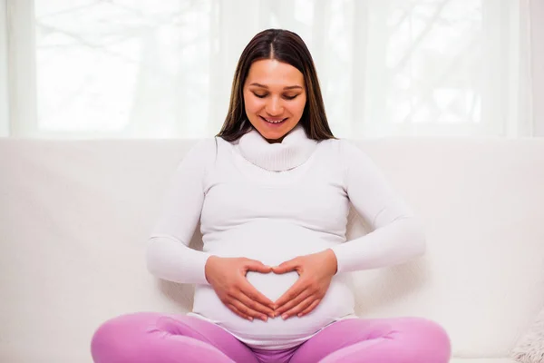 Donna Incinta Sta Facendo Forma Del Cuore Sul Suo Stomaco — Foto Stock