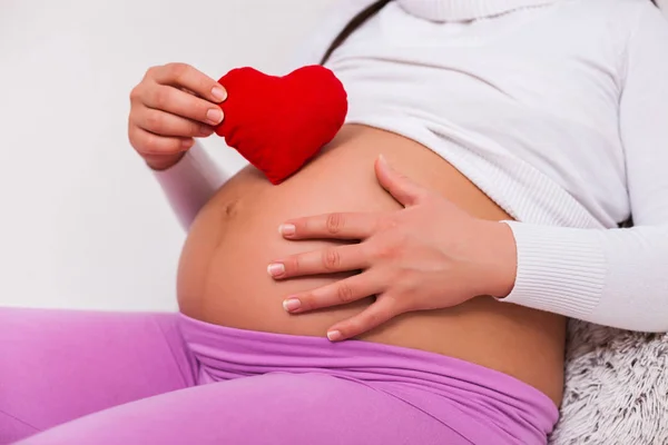 Close Pregnant Woman Holding Red Heart — Stock Photo, Image
