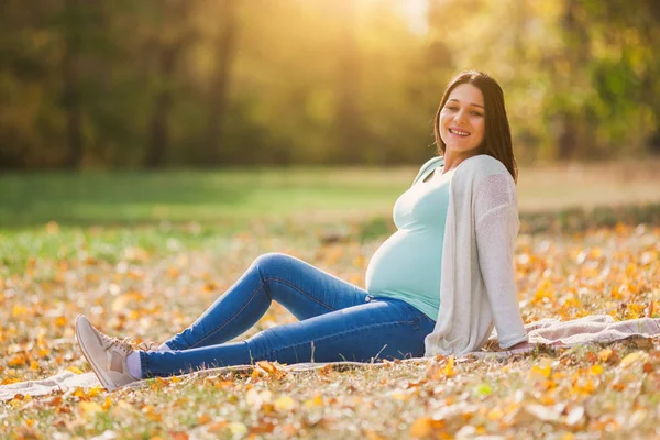 Happy Pregnant Woman Relaxing Park — Stock Photo, Image