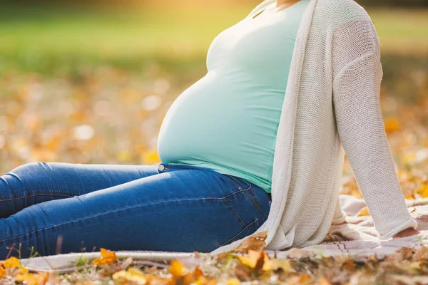 Nahaufnahme Des Bauches Einer Schwangeren Frau — Stockfoto