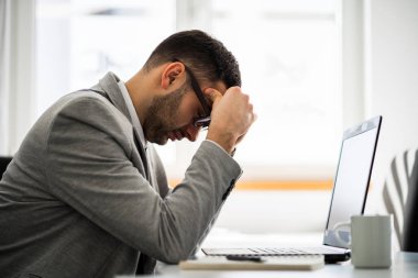 Genç işadamı, işini depresyona girdi.