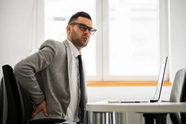 Jungunternehmer Hat Rückenschmerzen — Stockfoto