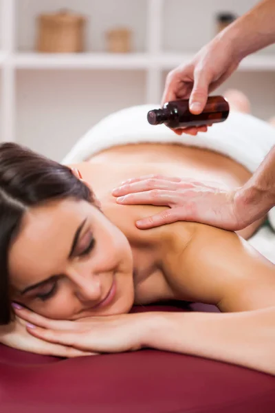 Junge Frau Genießt Massage Auf Spa Behandlung — Stockfoto
