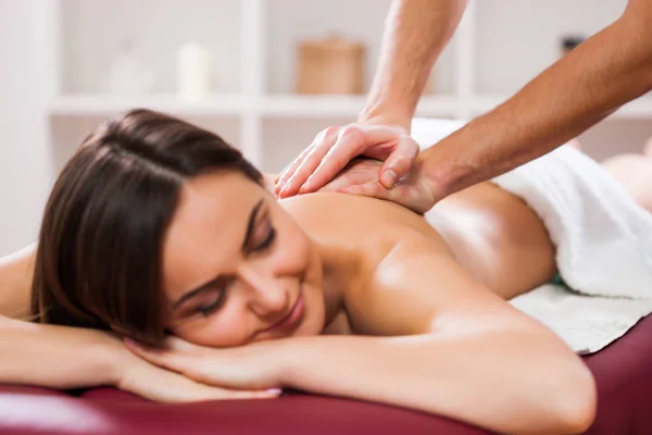 Jovem Está Desfrutando Massagem Tratamento Spa — Fotografia de Stock