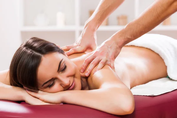 Giovane Donna Sta Godendo Massaggio Sul Trattamento Termale — Foto Stock