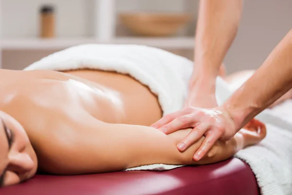 Junge Frau Genießt Massage Auf Spa Behandlung — Stockfoto