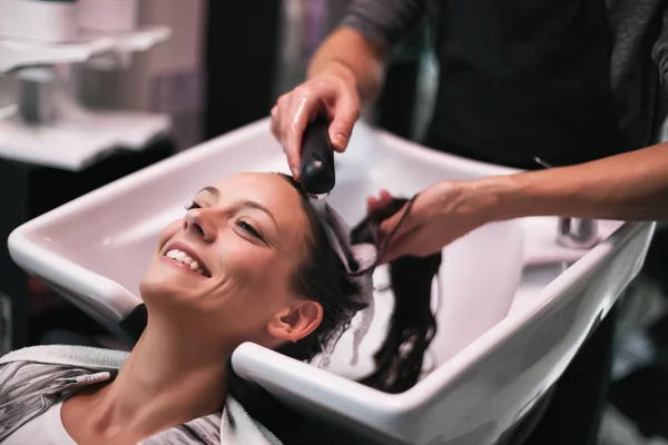 Jovem Mulher Recebendo Novo Penteado Salão Cabeleireiro Profissional — Fotografia de Stock