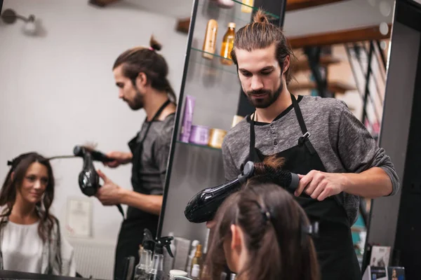 Jovem Mulher Recebendo Novo Penteado Salão Cabeleireiro Profissional — Fotografia de Stock