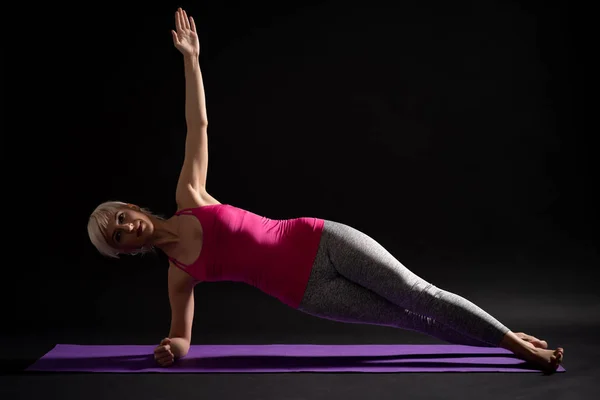 锻炼普拉提的妇女 侧肘板桥梁锻炼 — 图库照片