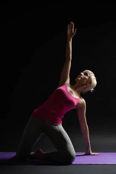 Kvinna Utövar Pilates Sjöjungfrun Motion — Stockfoto