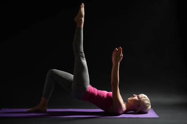 锻炼普拉提的妇女 一条腿肩桥运动 — 图库照片