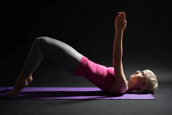 Kvinna Utövar Pilates Skuldra Bridge Motion — Stockfoto