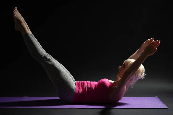 Kvinna Utövar Pilates Dubbelrum Ben Stretch Övning — Stockfoto