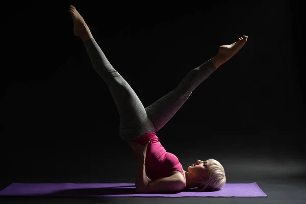 Kvinna Utövar Pilates Sax Motion — Stockfoto