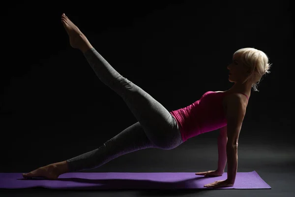 Mujer Ejercitando Pilates Ejercicio Tirón Pierna —  Fotos de Stock