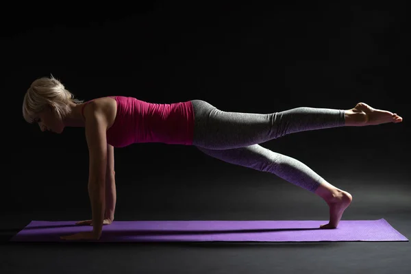 Femme Faisant Pilates Planche Avec Exercice Levage Des Jambes — Photo