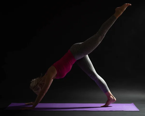 Kvinna Utövar Pilates Enda Benträning Hög Planka Gädda — Stockfoto