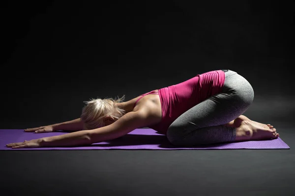 Kvinna Utövar Pilates Barn Pose Yoga — Stockfoto