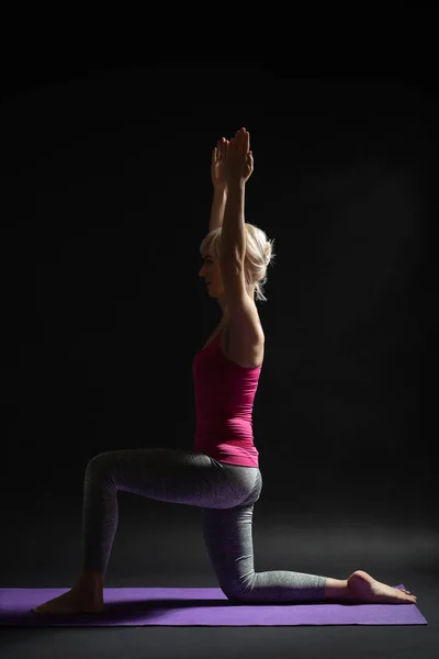 Mulher Exercitar Pilates Posição Ajoelhamento — Fotografia de Stock